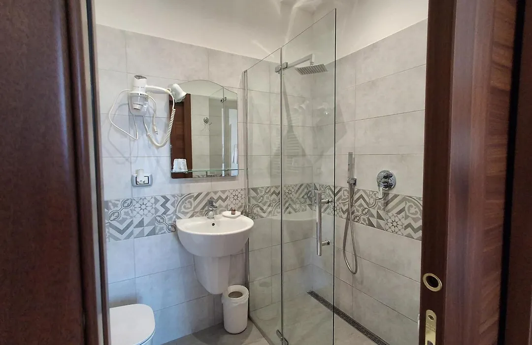 La Lanterna Di Angelo Rent Rooms And Apartments Free Parking On The Street Front-1